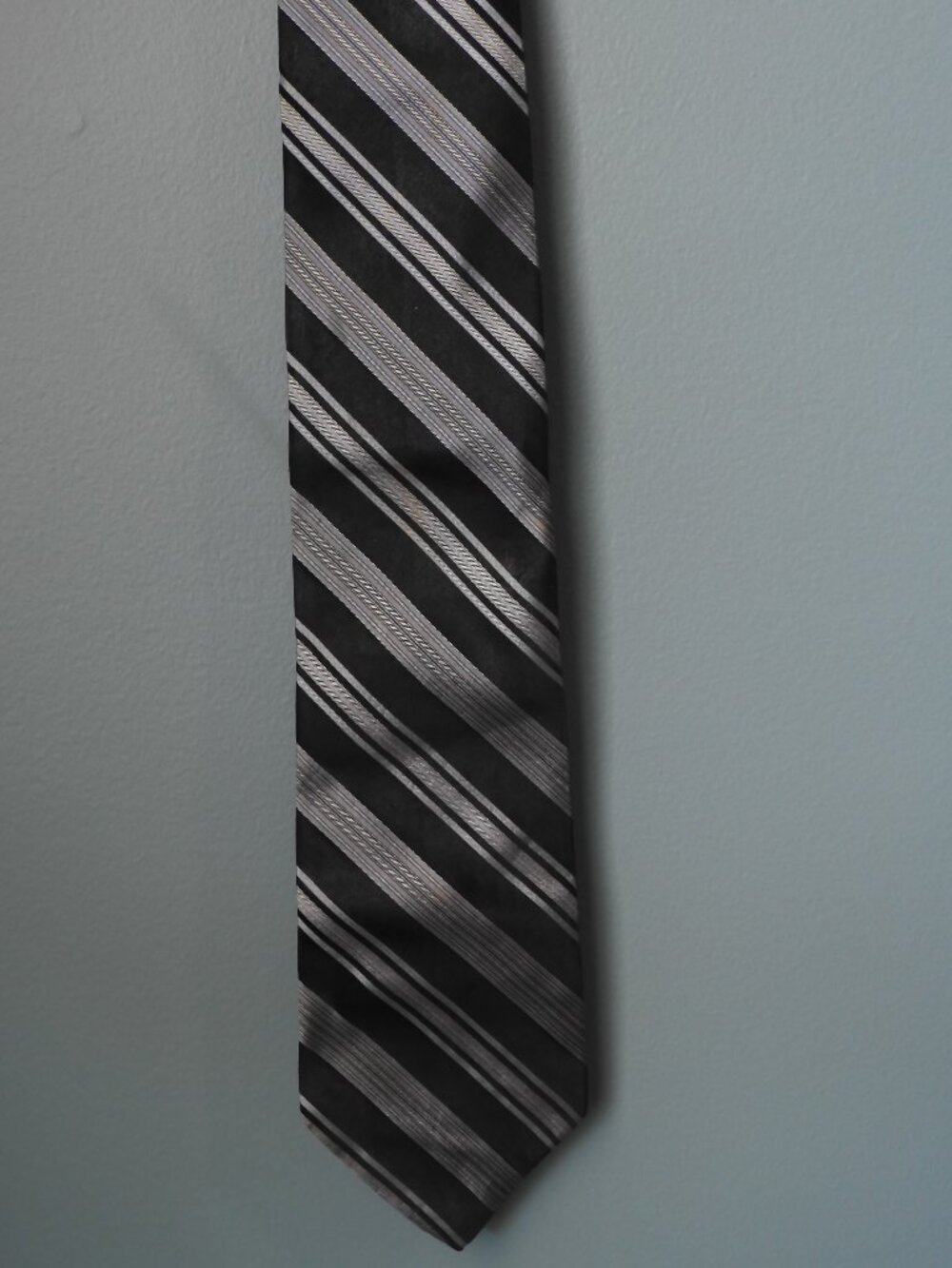 3/$15 DKNY Black and Gray Design Men's Business Tie